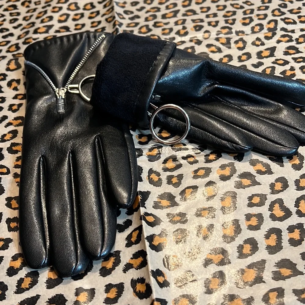🦋Pleather gloves with silver tone zipper accents